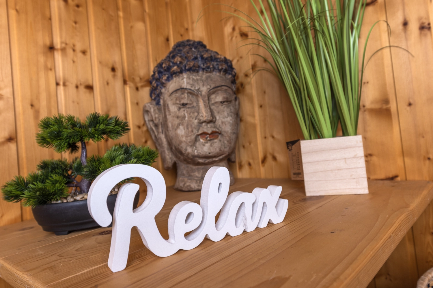 dB dreams Beckum, Buddha und "Relax" deko auf einem Tisch platziert